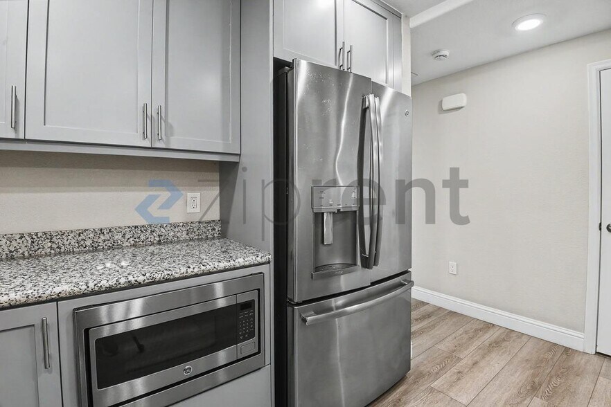 Building Photo - Unit 403