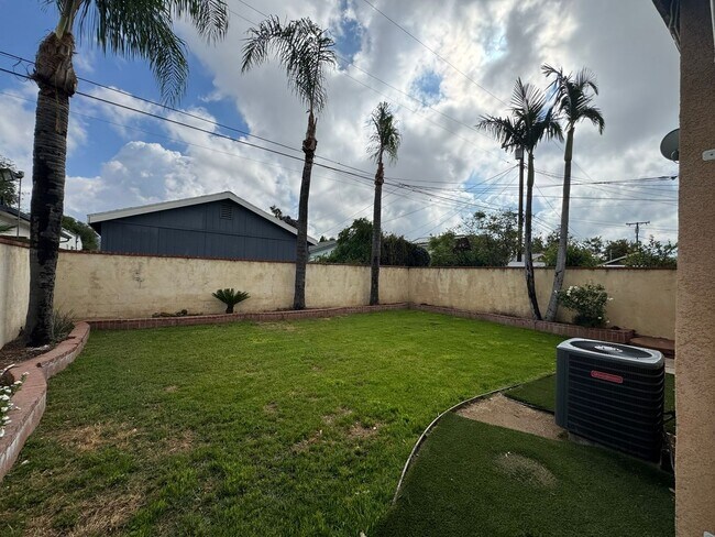 Building Photo - BEAUTIFUL TWO BEDROOM/ONE BATH HOME!