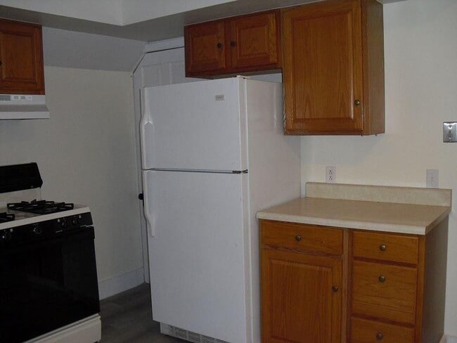 Building Photo - 749 E State St