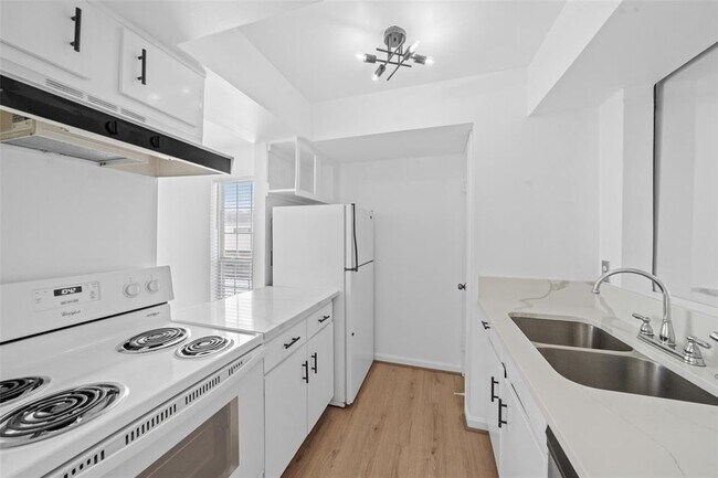 Building Photo - 6410 Del Monte Dr