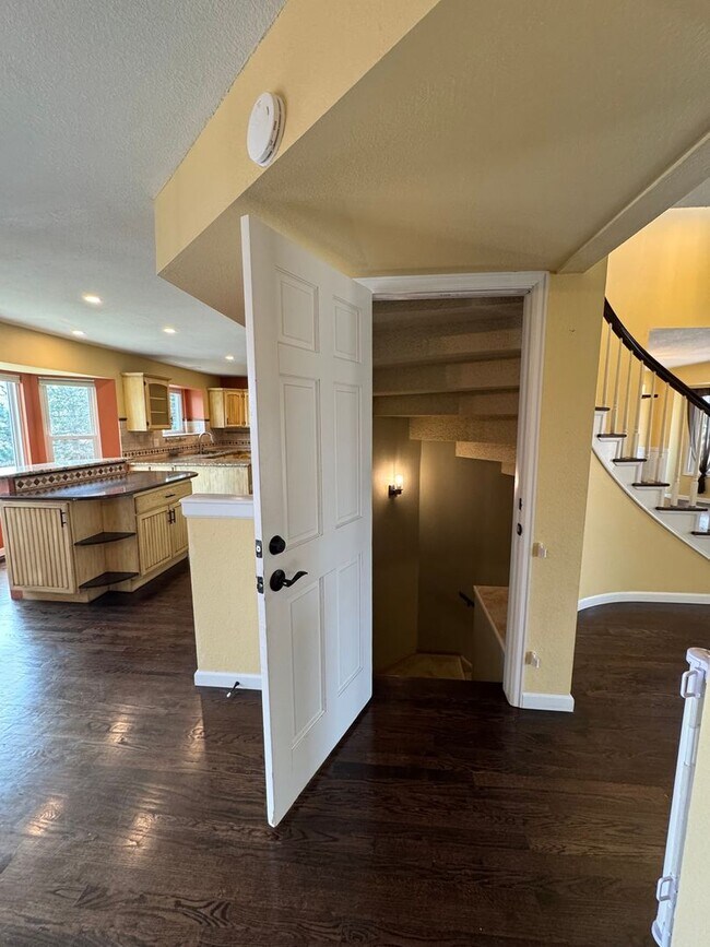 Building Photo - 5 Bedroom Home in Broadmoor Bluffs