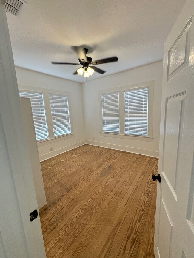 Building Photo - Move-In Ready & Recently Updated 2-Bedroom...