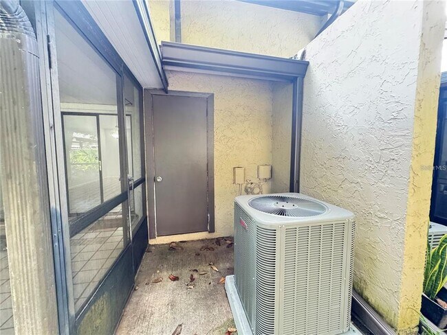 Building Photo - 497 Club Dr