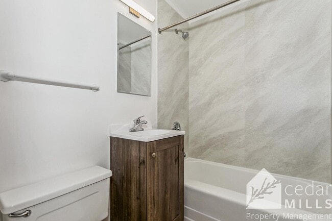 Building Photo - Spacious 3 bedroom - ready for move in!