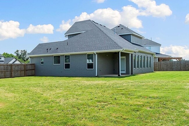 Building Photo - 4500 SW Bison St