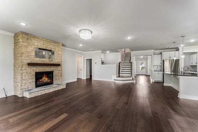 Building Photo - Exquisite Executive Home in the Heart of S...