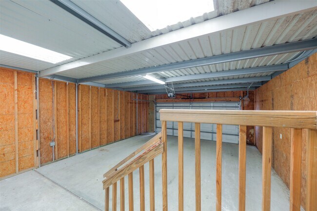 Building Photo - 11905 Algonquin Dr