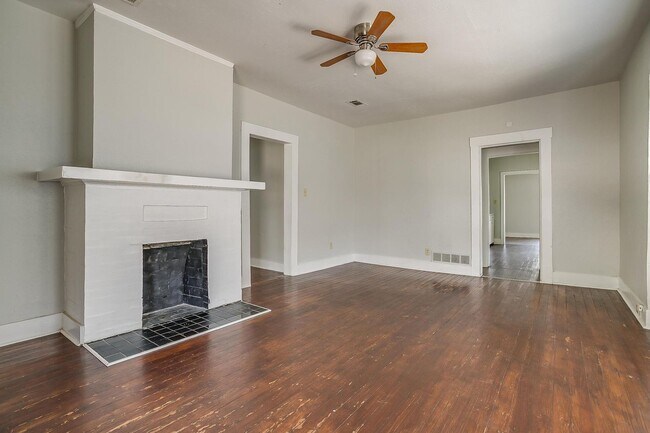 Building Photo - Large 4 Bed, 2 Bath in the heart of Histor...