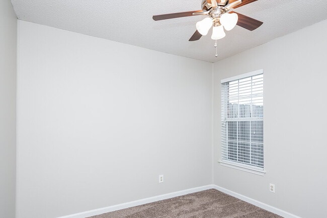 Building Photo - 8541 Highland Glen Cir S
