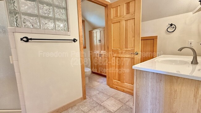 Building Photo - 166 Wildwood Ln