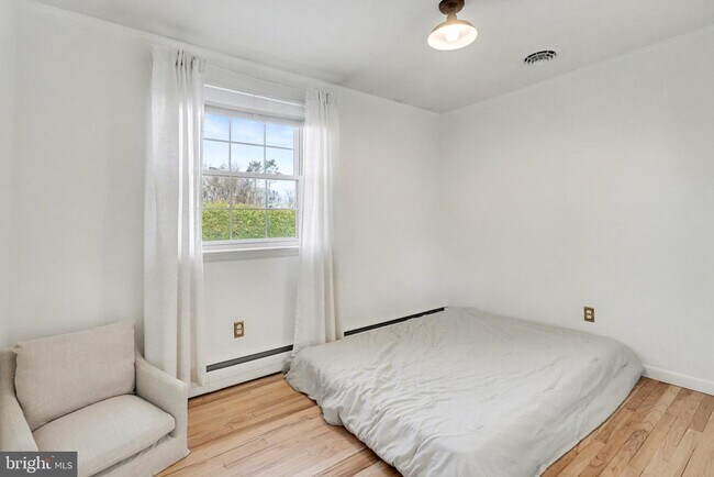 Building Photo - 8 Midland Ct