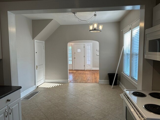 Building Photo - Charming Home 2 Bedroom 1 Bath Home In Krkwood, Mo.