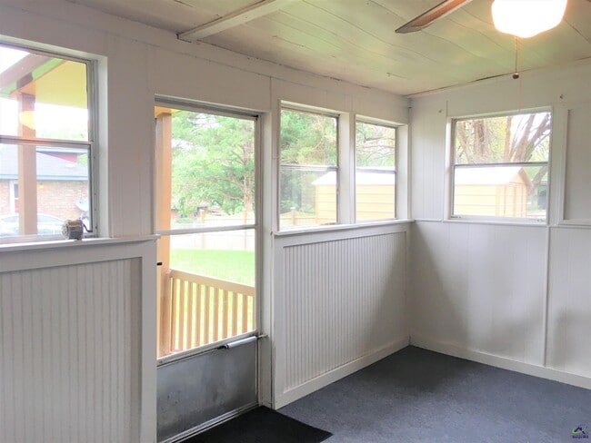 Building Photo - 208 Ivelyn Dr