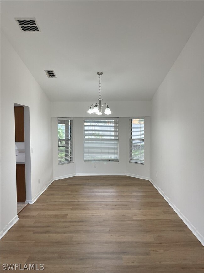 Building Photo - 9758 Country Oaks Dr