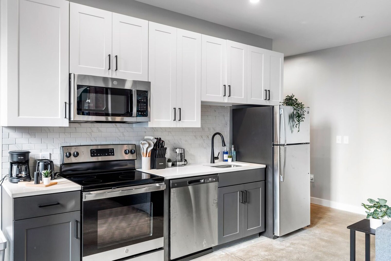 Building Photo - 205 W 4th St