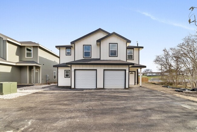 Building Photo - Modern 3-Bed, 2.5-Bath Duplex with Private Backyard