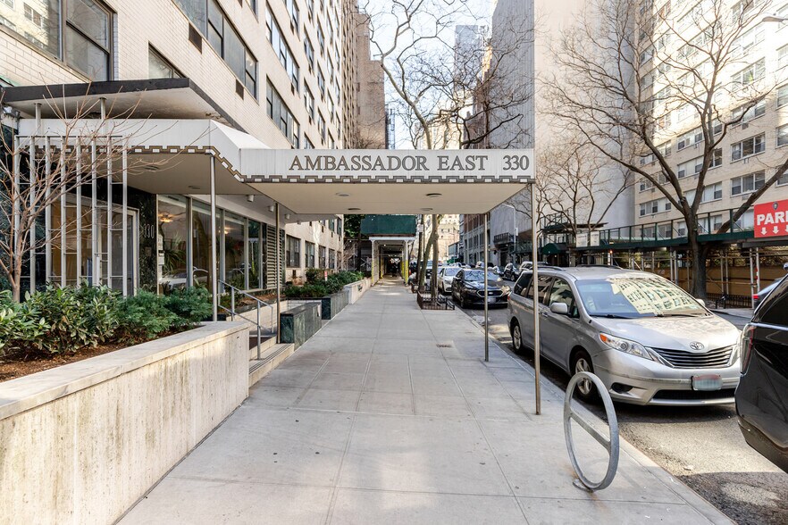 Building Photo - 330 E 46th St