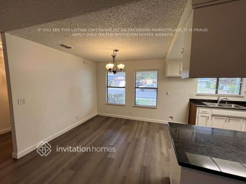 Building Photo - 460 Pelican Pl