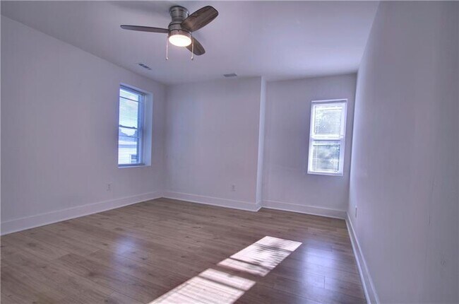 Building Photo - 1327 Reddour St