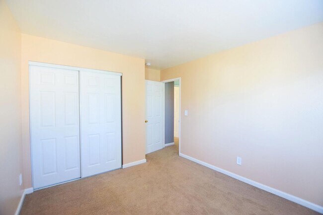 Building Photo - Newly Renovated 4 Bedroom with Parking