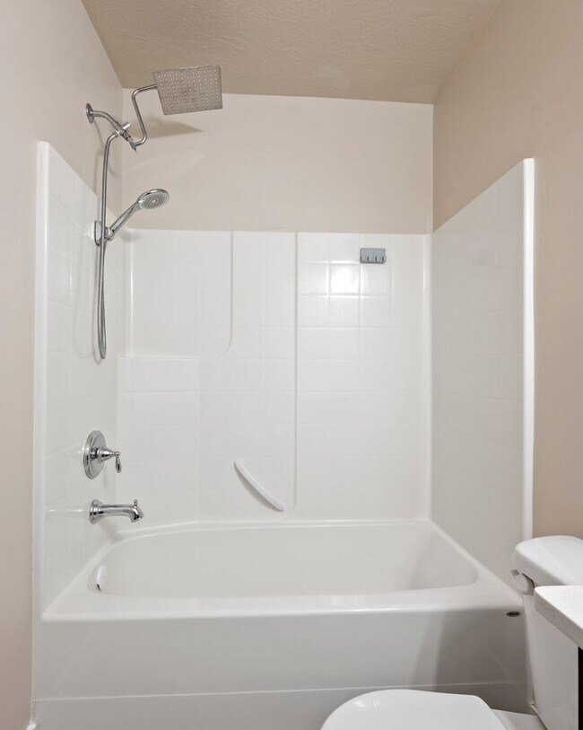 Building Photo - 3 Bed 2.5 Bath Townhome off Main Street