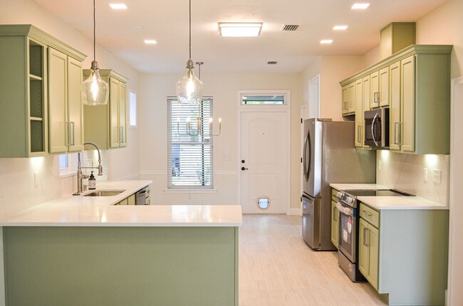 Building Photo - Gorgeous remodeled 3-bedroom, 2.5 bath hom...