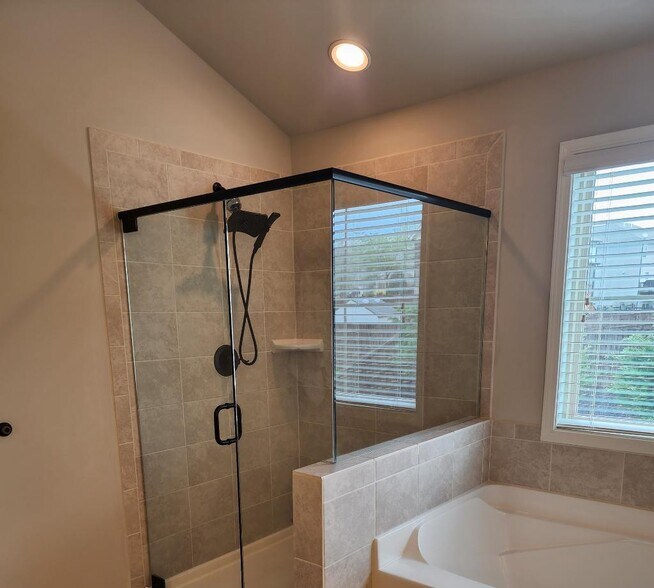 Master bathroom - 4145 Pleasant Woods Dr