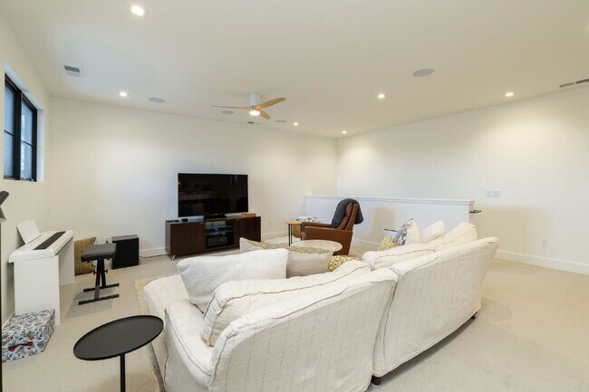 Building Photo - Beautiful Fully Furnished Custom Home in Rancharrah