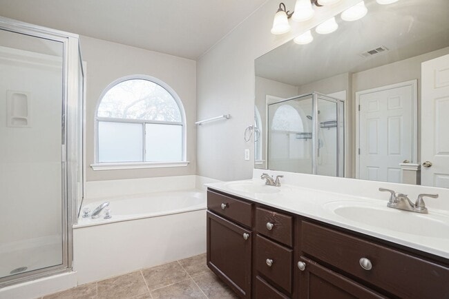 Building Photo - Encino Mesa move in