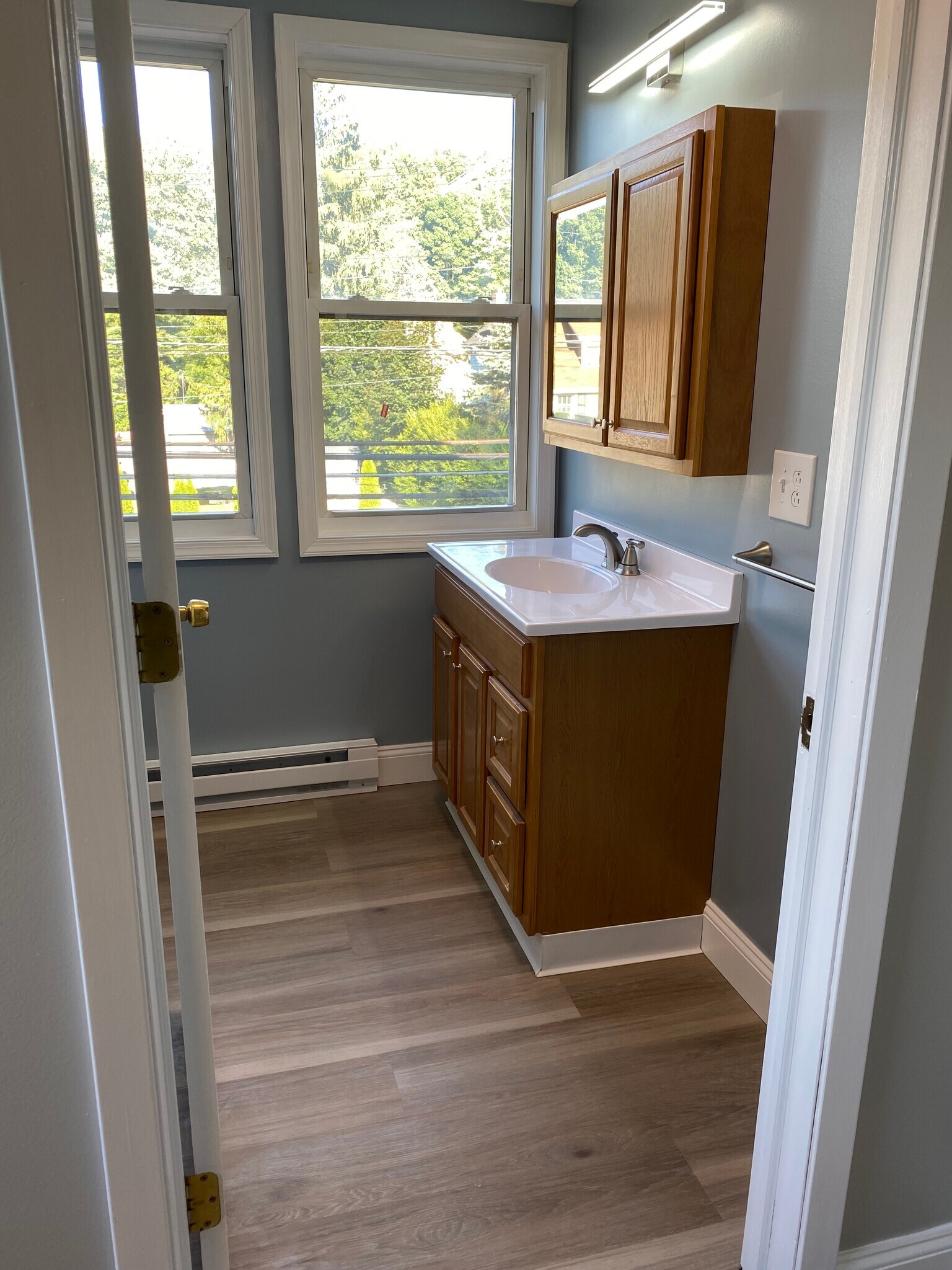 Upstairs full bathroom. - 3054 S Pike Ave