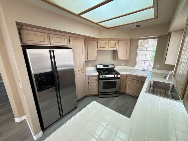 Building Photo - Beautiful 3Bed/2Bath/2Car residence located in Sunrise Manor / Winterwood area