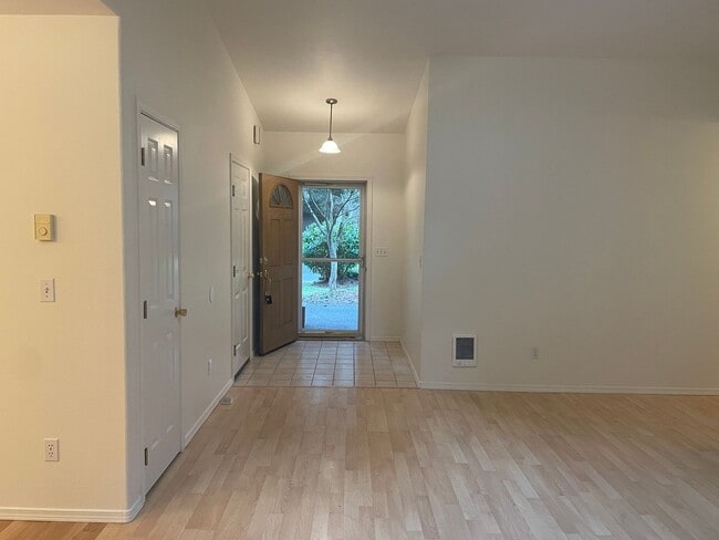 Building Photo - Spacious Clinton Home with New Upgrades!