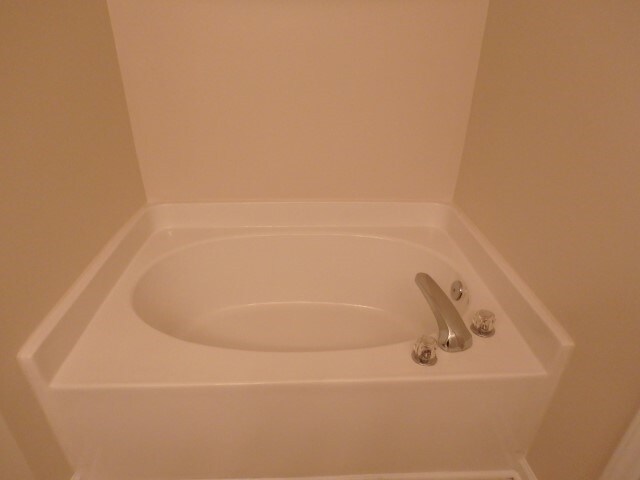 Building Photo - 8 Clarence Ln