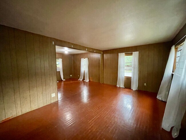 Building Photo - ALL UTILITIES INCLUDED!