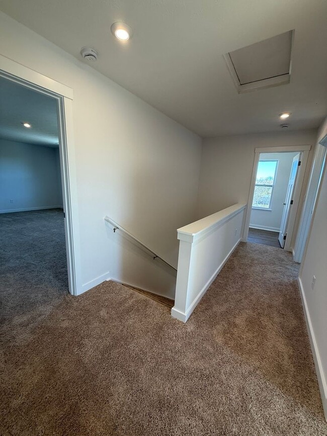 Building Photo - Home for the Holidays!