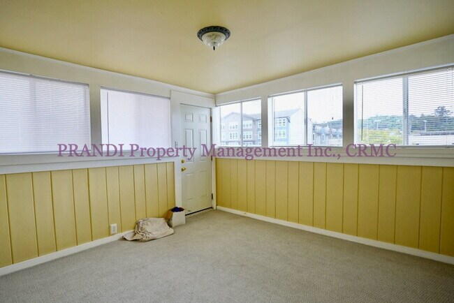 Building Photo - Upstairs 1 Bed, 1 Bath Unit with Bright an...