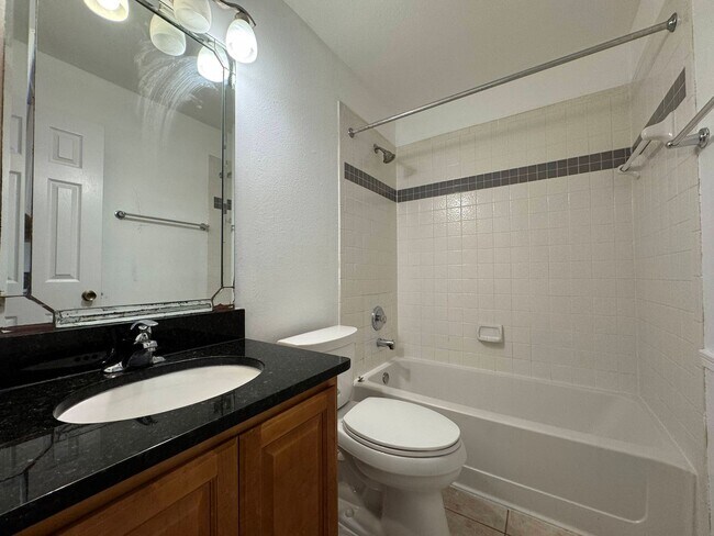 Building Photo - Bright And Cozy 2 Bed 2 Bath Condo In Vibrant Pointe At Park Center