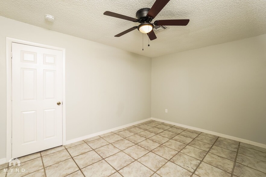 Building Photo - 6009 Applegate Dr