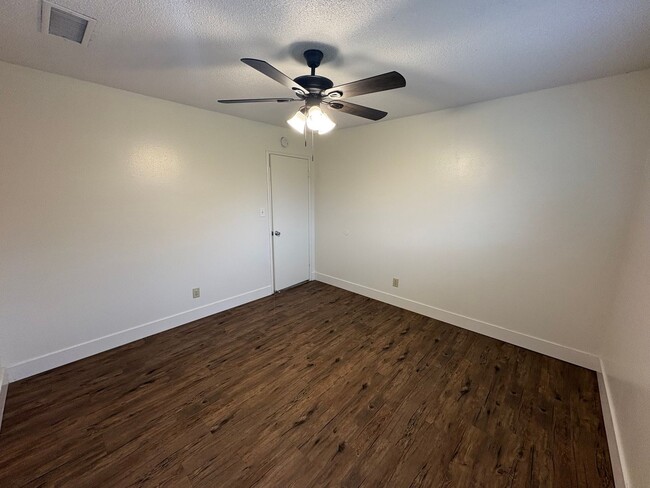 Building Photo - Spacious SE Tulare Home Near Shopping Cent...