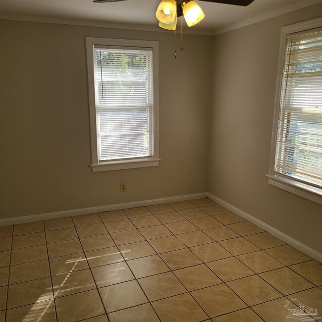 Building Photo - 3206 W Gadsden St