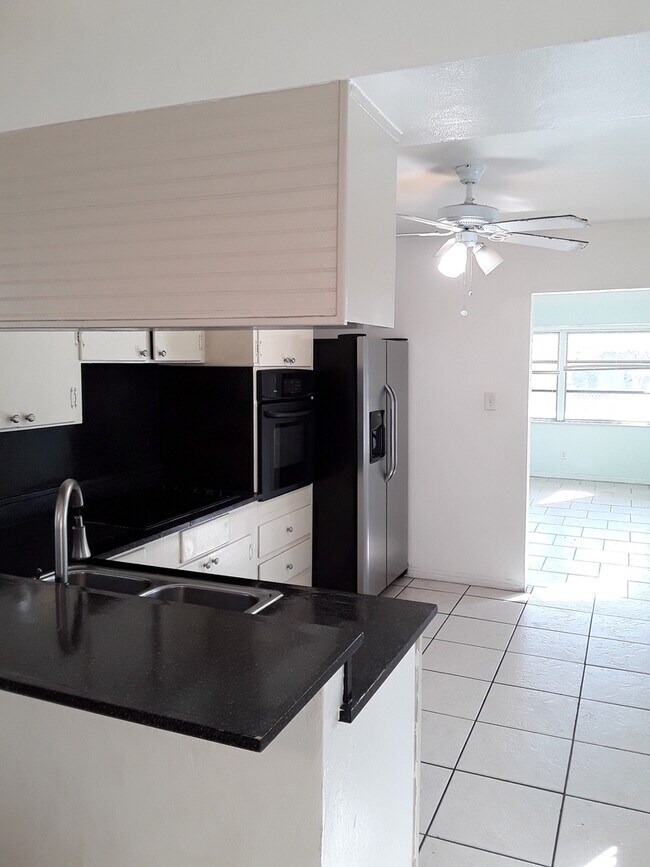 Building Photo - Three Bedroom One Bathroom House near Gulfport area.