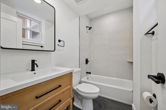 Building Photo - 627 N 16th St