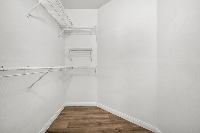 Building Photo - 2-Bedroom Condo in Gated Community!
