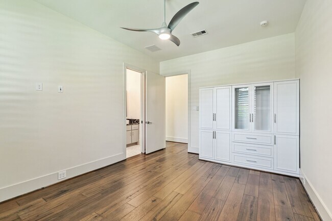 Building Photo - 3610 Oak Forest Dr