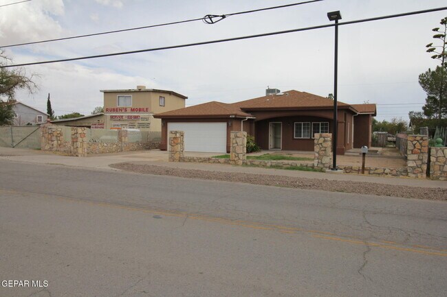 Building Photo - 456 Passmore Rd