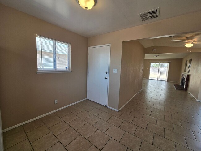 Building Photo - 3 Bedroom Home off of Hollywood– Now Offer...