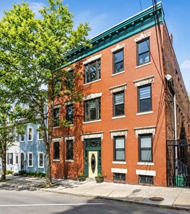 Building Photo - 366-368-368 Sumner St