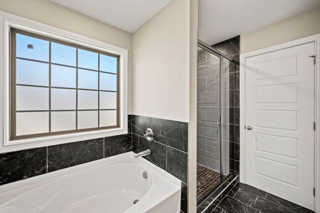 Building Photo - Beautiful Like-New Split Foyer Home Off Ex...