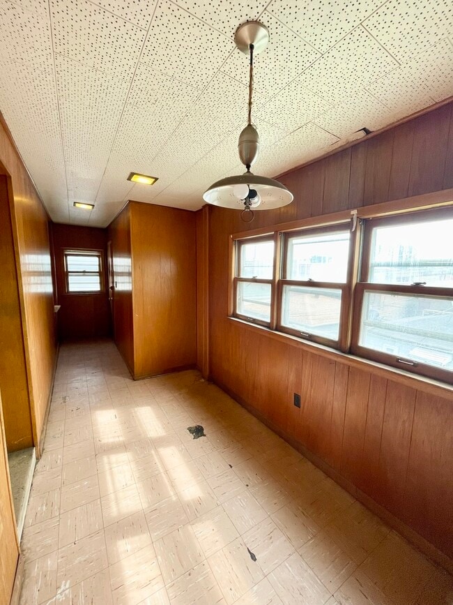 Building Photo - 4437 S Sawyer Ave