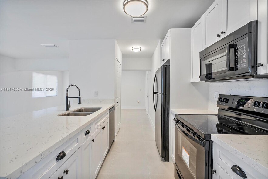 Building Photo - 490 NE 141st St
